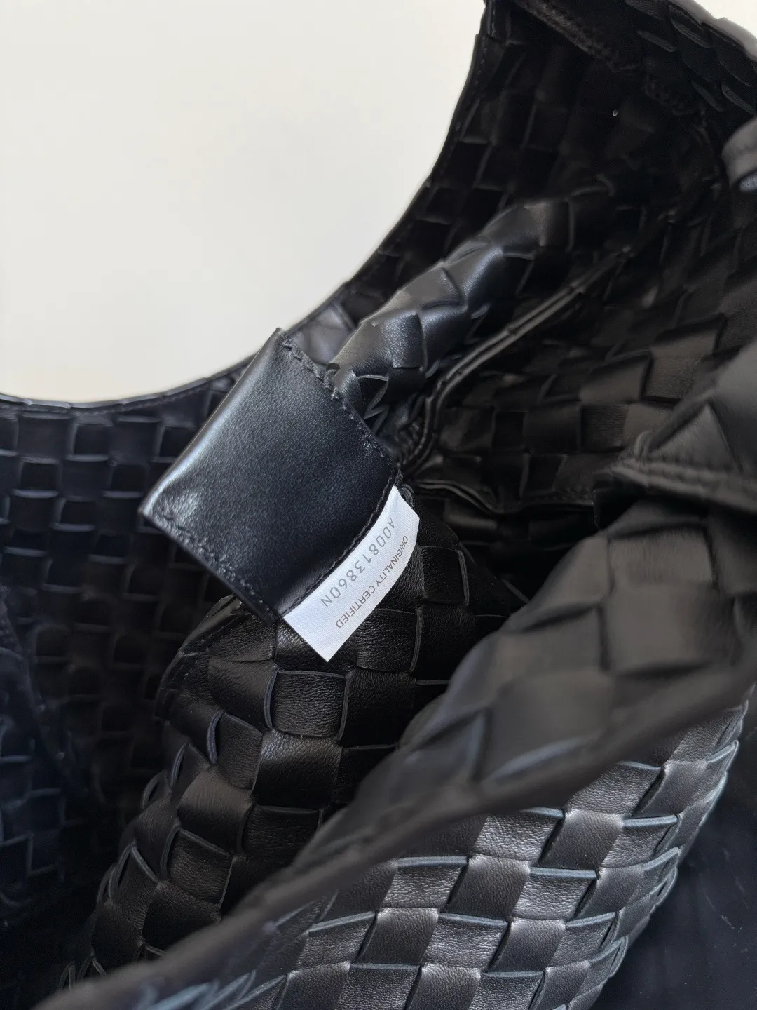 Batch 2160 new products are coming! BOTTEGA VENETA Bottega Veneta's 2025 new Campana shoulder bag is on the market~ First of all, I would like to praise the weight of this bag. As a not too small bag, it is very light for daily use. For people like me who need to carry a lot of belongings when going out, this advantage is great, and it greatly reduces the burden of traveling. 🛍️The shape is a bit like a combination of parachute and jodie. The blunt triangle shape is cute and honest. Carrying it on your back when going shopping is a good mood accelerator. The handles and body of the bag are both classic weaves. A tie is added to the original open design. If it is not tied up, the bag will look like a small vegetable basket when carried. Style number: 844249 Size: 33*20*16.5cm